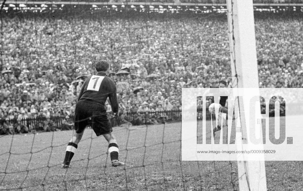 WM Finale 1954 in Bern - BR Deutschland - Ungarn 3:2 - Torwart Toni Turek (BRD) gegen Jozsef Zakarias (Ungarn)