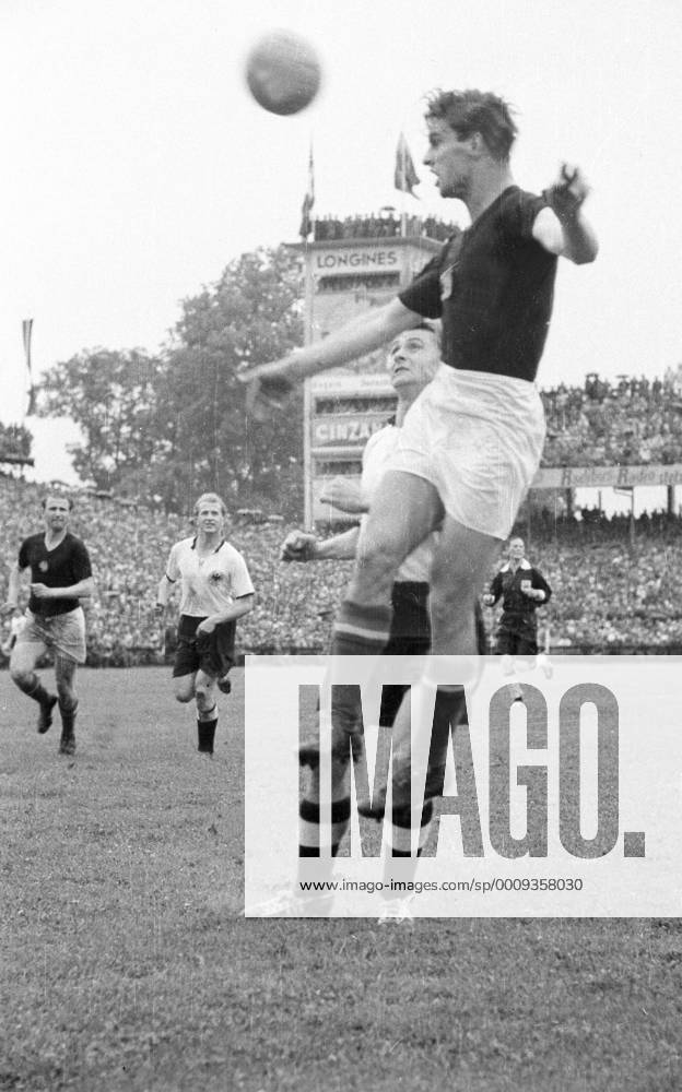 WM Finale 1954 in Bern - BR Deutschland - Ungarn 3:2 - Sandor Kocsis (Ungarn, re.) gegen Hans Schäfer (BRD), dahinter Werner Liebrich (BRD)