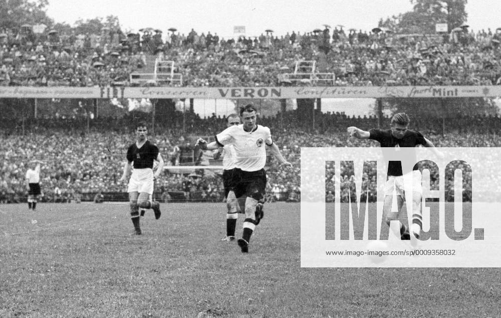WM Finale 1954 in Bern - BR Deutschland - Ungarn 3:2 - Ferenc Puskas (Ungarn, re.) gegen Karl Mai (BRD, Mitte), dahinter Sandor Kocsis (Ungarn)