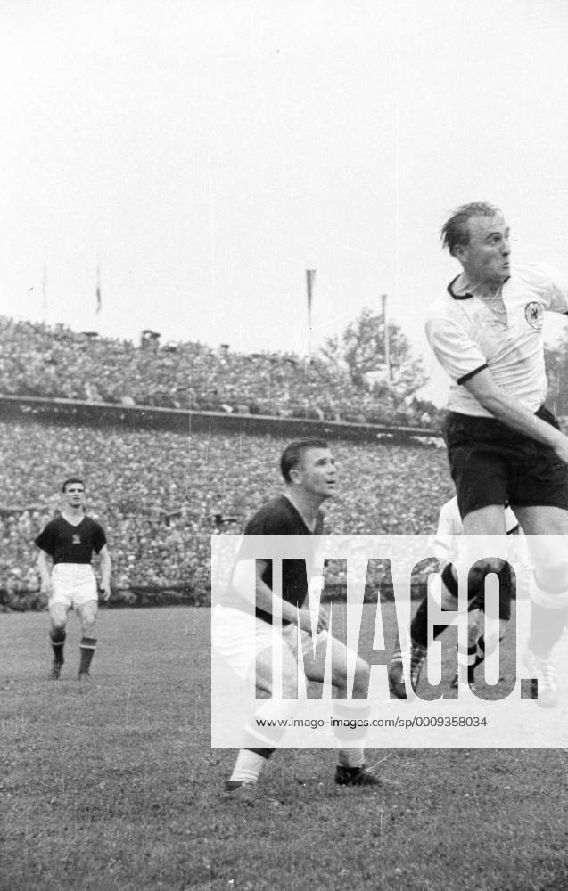 WM Finale 1954 in Bern - BR Deutschland - Ungarn 3:2 - Ferenc Puskas (Ungarn, Mitte) gegen Josef Posipal (BRD)