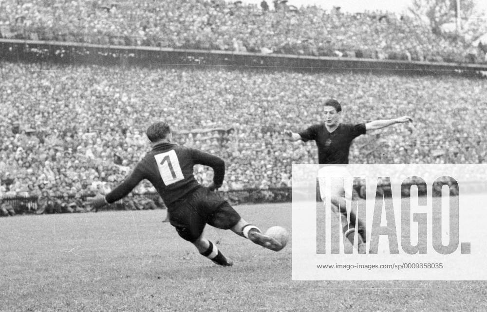 WM Finale 1954 in Bern - BR Deutschland - Ungarn 3:2 - Torwart Toni Turek (BRD, li.) mit einer Fussabwehr