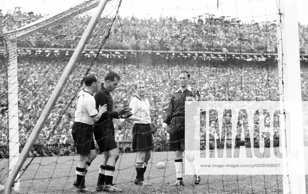 WM Finale 1954 in Bern - BR Deutschland - Ungarn 3:2 - Schiedsrichter William Ling (England, re.), der verletzte Torwart Toni Turek (2.v.li.), Werner Liebrich (2.v.re.) und Werner Kohlmeyer (alle BRD)