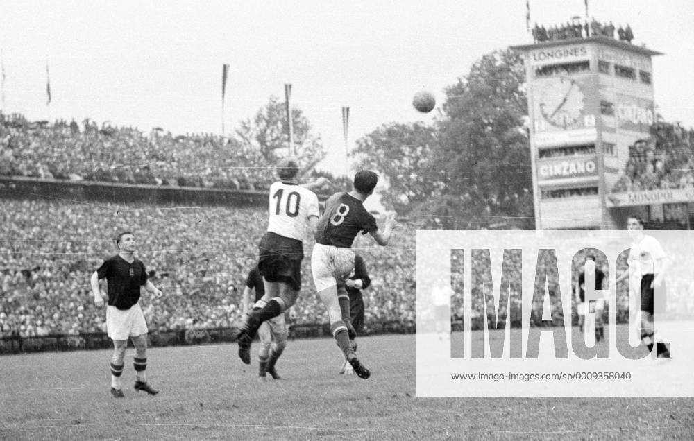 WM Finale 1954 in Bern - BR Deutschland - Ungarn 3:2 - Werner Liebrich (BRD, Mitte) gegen Sandor Kocsis (Ungarn)