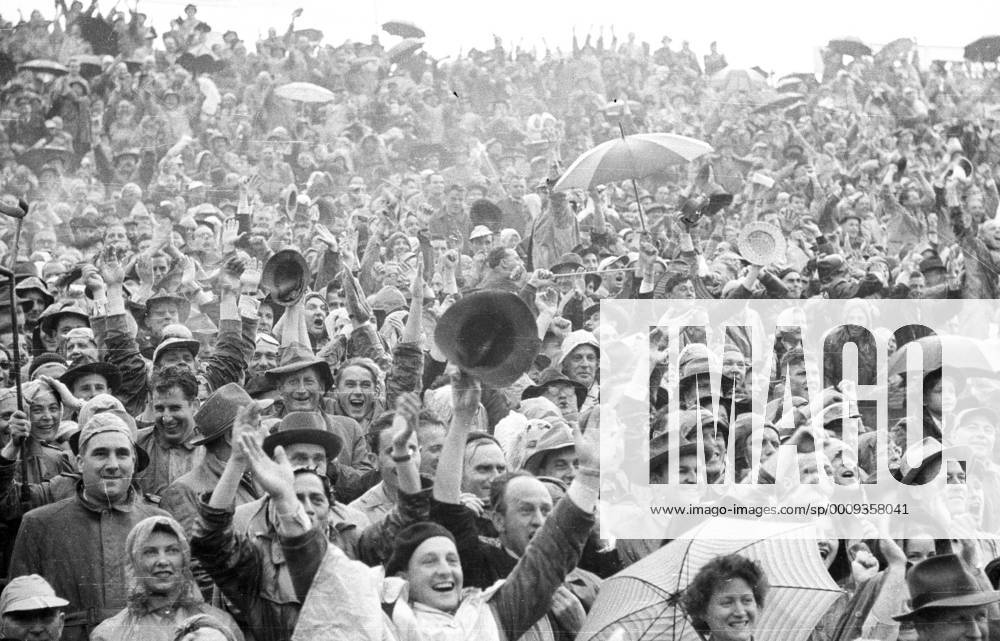 WM Finale 1954 in Bern - Fans der BR Deutschland feiern das entscheidende Tor