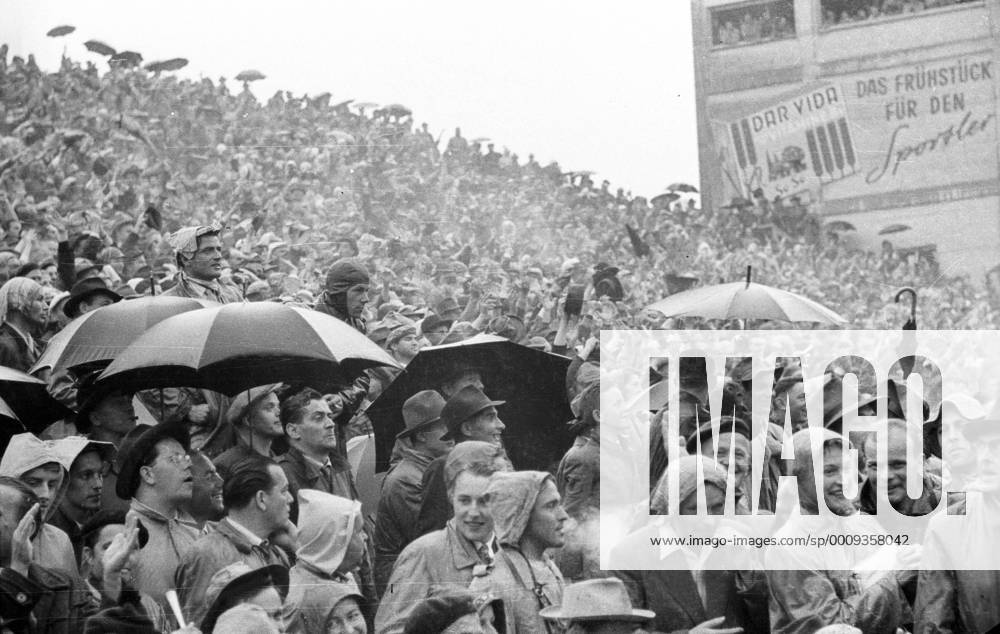 WM Finale 1954 in Bern - Fans der BR Deutschland feiern das entscheidende Tor