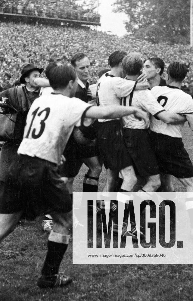 WM Finale 1954 in Bern - BR Deutschland ist Weltmeister, dazwischen Schiedsrichter William Ling (England)
