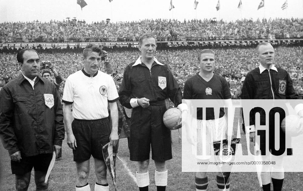 WM Finale 1954 in Bern - BR Deutschland - Ungarn 3:2 - Die Spielführer Fritz Walter (BRD, 2.v.li.) und Ferenc Puskas (Ungarn, 2.v.re.), Schiedsrichter William Ling (England, Mitte) sowie die Linienrichter Benjamin Griffith (Wales, re.) und Linienrichter Vincenzo Orlandini (Italien)