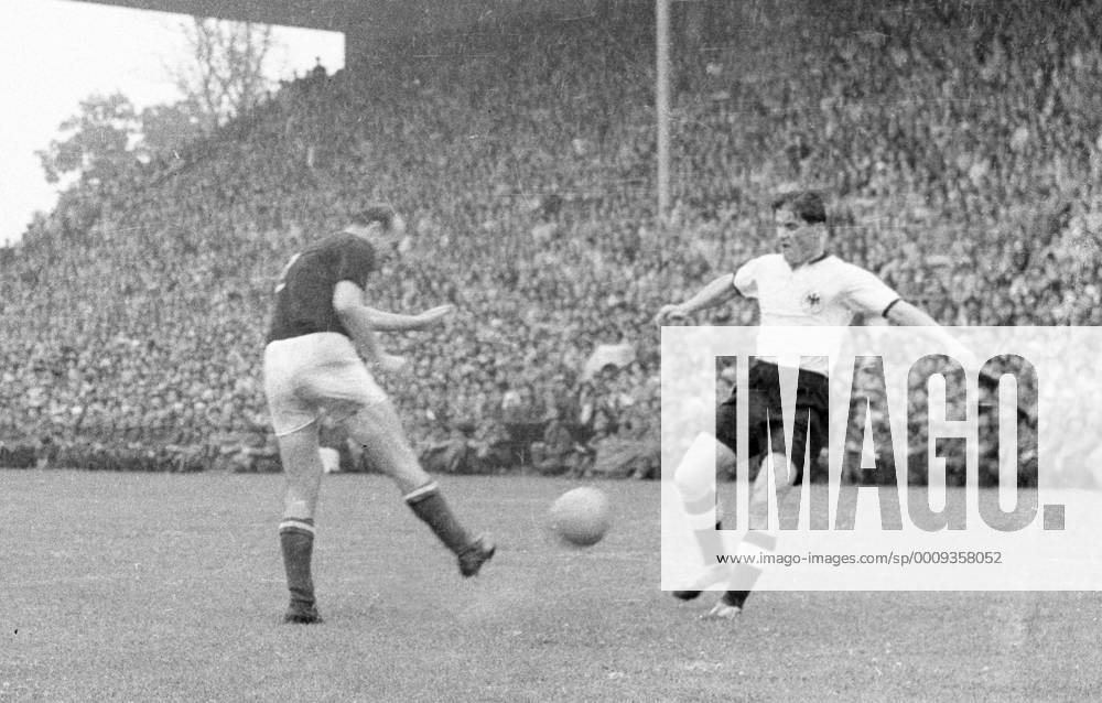 WM Finale 1954 in Bern - BR Deutschland - Ungarn 3:2 - Ottmar Walter (BRD, re.) gegen Jeno Buzanszki (Ungarn)