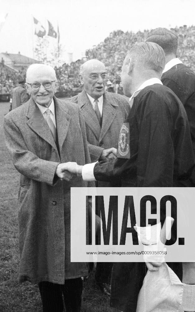 WM Finale 1954 in Bern - BR Deutschland - Ungarn 3:2 - FIFA Präsident Jules Rimet (FRA, li.) begrüsst Schiedsrichter William Ling (England) und Linienrichter Benjamin Griffith (Wales)