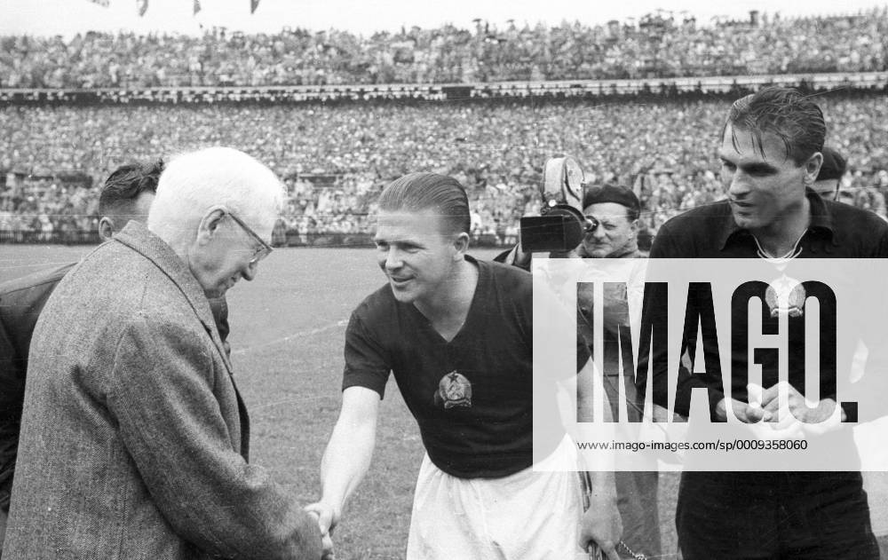 WM Finale 1954 in Bern - FIFA Präsident Jules Rimet (FRA, li.) begrüsst Kapitän Ferenc Puskas (Mitte) und Torwart Gyula Grosics (beide Ungarn)