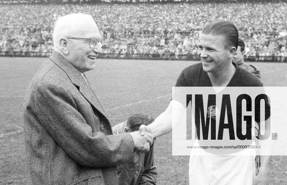 WM Finale 1954 in Bern - FIFA Präsident Jules Rimet (FRA, li.) begrüsst Kapitän Ferenc Puskas (Ungarn)