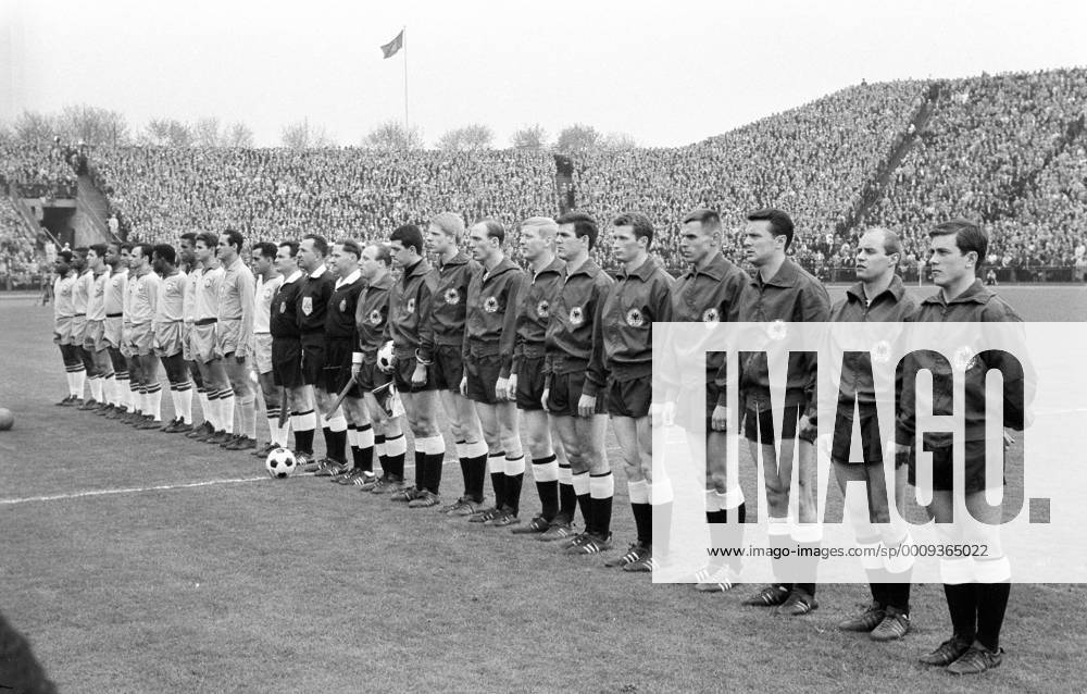 Länderspiel in Hamburg - BRD - Brasilien 1:2 - Mannschaftsvorstellung BR Deutschland, v.re.: Alfred Heiß, Gert Charly Dörfel, Hans Nowak, Friedhelm Konietzka, Jürgen Schütz, Leo Wilden, Karl Heinz Schnellinger, Willi Schulz, Jürgen Werner, Torwart Wolfgang Fahrian und Uwe Seeler sowie Schiedsrichter Gottfried Dienst (Schweiz)