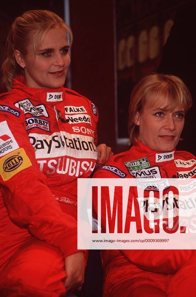 Tina Thörner (li.) mit Jutta Kleinschmidt 01 99 her Frau Auto Autosport Motor Motorsport Rallye Rallyesport Rallyefahrer blond langhaarig sportlich Overall rot halb hoch sitzend