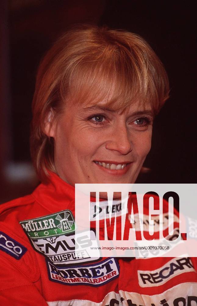 Jutta Kleinschmidt (Motorsportlerin) 01 99 her Frau Motorsport Auto Autosport Sport Rallye Rallyesport Rallyefahrer blond langhaarig sportlich Overall Portrait hoch lächelnd