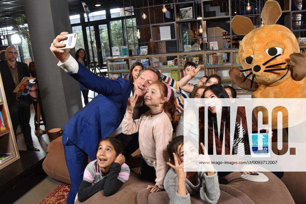 Presenters Eckart von Hirschhausen and Mai Thi Nguyen Kim, die Maus und Kinder pose on 25 09 2019 in Cologne at the press conference for the ARD Theme Week 2019 from 9 to 16 November which deals with the future of education.