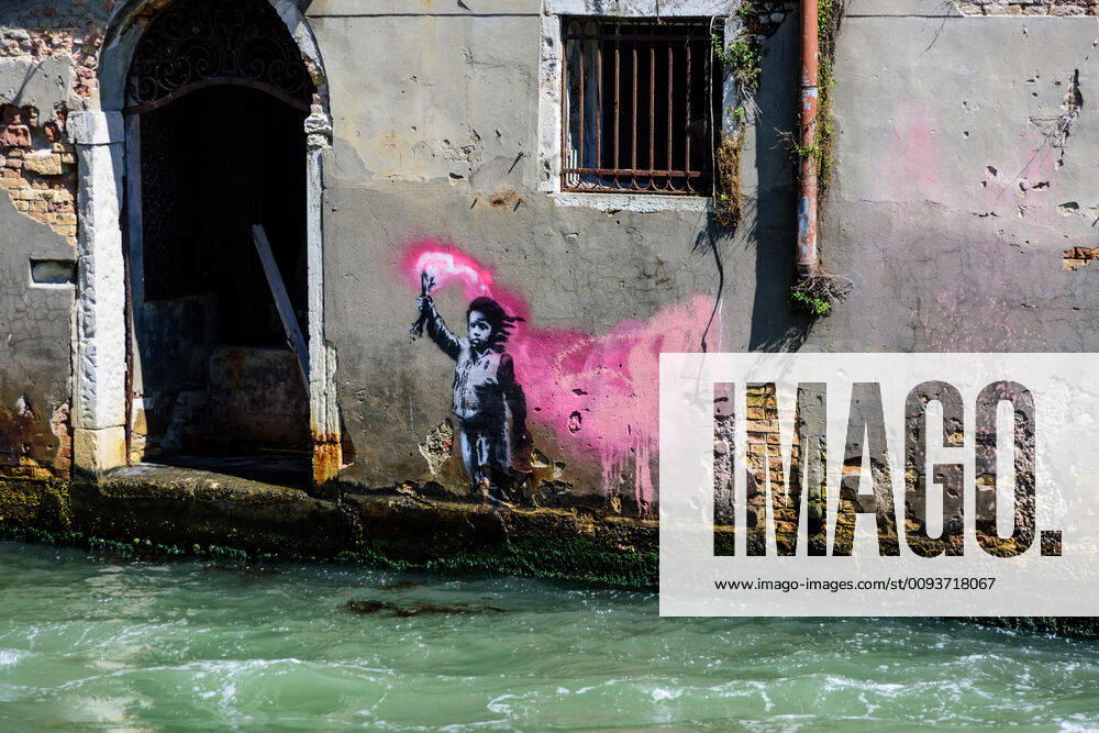 Venice, Campo San Pantalon, Rio de Ca Foscari Street Art von Banksy Venice, Campo San Pantalon, Rio de Ca Foscari Street Art by Banksy