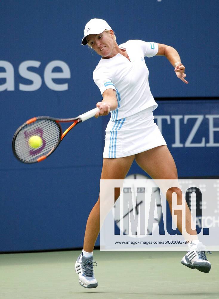 Justine Henin-Hardenne (Belgien) - Vorhand Tennis Damen US-Open 2003, WTA-Tour, Grand Slam, Hartplatz, Hardcourt, Hartplatztennis, Hartplatzturnier Einzelbild Flushing Meadow, Meadows New York Dynamik,