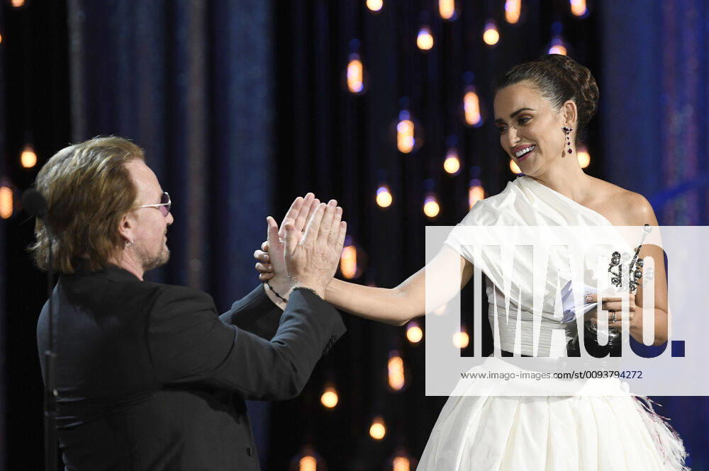 Penelope Cruz with Bono at the Donostia Awards Ceremony for her lifes work at the 67th International Film Festival San Sebastian Festival Internacional de Cine de San Sebastian at the Theater Victoria Eugenia San Sebastian, 27 09 2019 Foto:xC.xNiehausx xFuturexImage