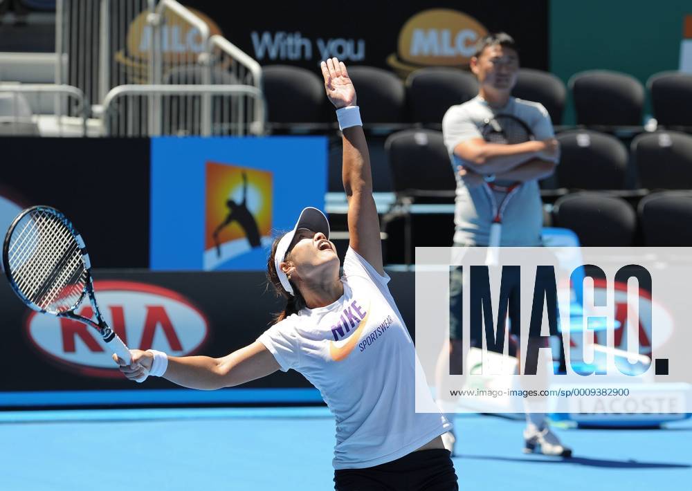(120115) -- MELBOURNE, Jan. 15, 2012 (Xinhua)-- Li Na of China plays during a training session in Melbourne, Australia on Jan 15, 2012. (Xinhua Bai Xue)(ldj) AUSTRALIA-MELBOURNE-TENNIS-LI NA