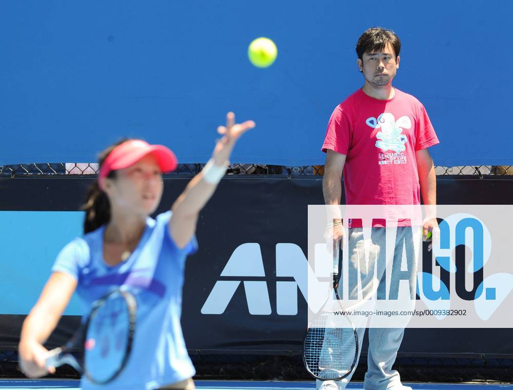 (120115) -- MELBOURNE, Jan. 15, 2012 (Xinhua) -- Zheng Jie (L) of China serves while her husband and coach Zhang Yu instructs during the training session before the Australian Open Tennis tournament in Melbourne, Australia, on Jan. 15, 2012. (Xinhua Bai Xue) AUSTRALIA-MELBOURNE-TENNIS-AUSTRALIAN OPEN-TRAINING-ZHENG JIE