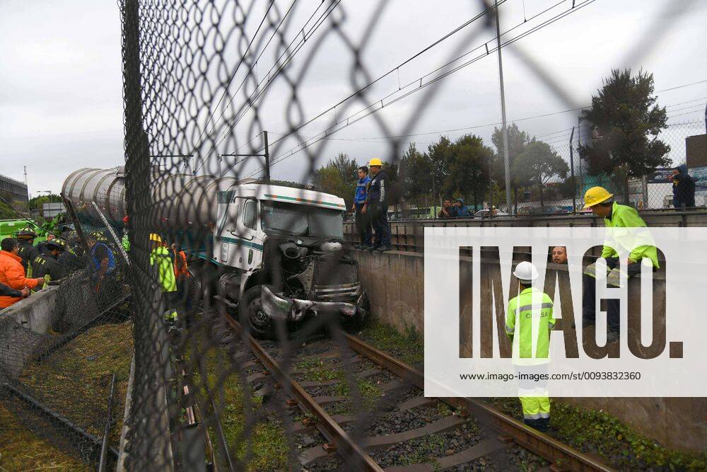 EUM20190929ACT03 JPG MEXICO CITY AccidentAccident Metro Trailer September 29, 2019 Pipa hits the retaining wall of the Tepalcates station of the Collective Transport Metro suspends service at the station of the Line A Photo Agency EL UNIVERSALArmando MartinezEELG - ZUMAu78_ 20190929_zaf_u78_014