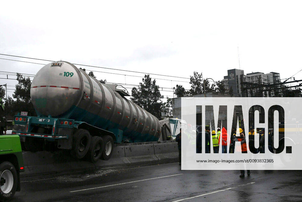 EUM20190929ACT04 JPG MEXICO CITY AccidentAccident Metro Trailer September 29, 2019 Pipa hits the retaining wall of the Tepalcates station of the Collective Transport Metro suspends service at the station of the Line A Photo Agency EL UNIVERSALArmando MartinezEELG - ZUMAu78_ 20190929_zaf_u78_018
