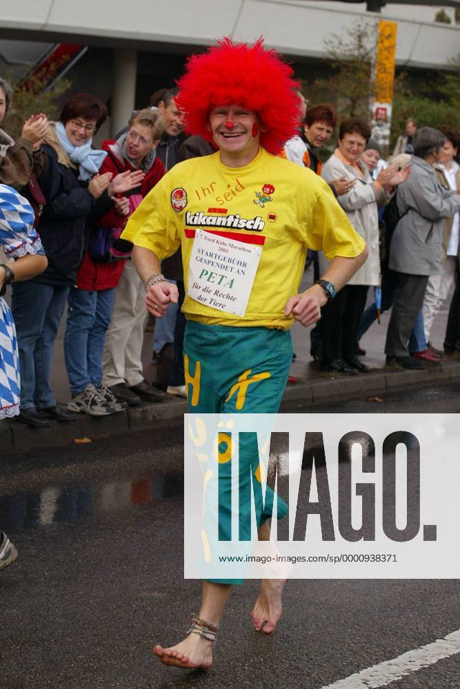 Läufer setzt sich als Clown verkleidet und barfuß laufend für die Rechte der Tiere ein Leichtathletik Herren Köln-Marathon 2003, Stadtmarathon, Citymarathon, Marathonlauf, Langstrecke Einzelbild Köln