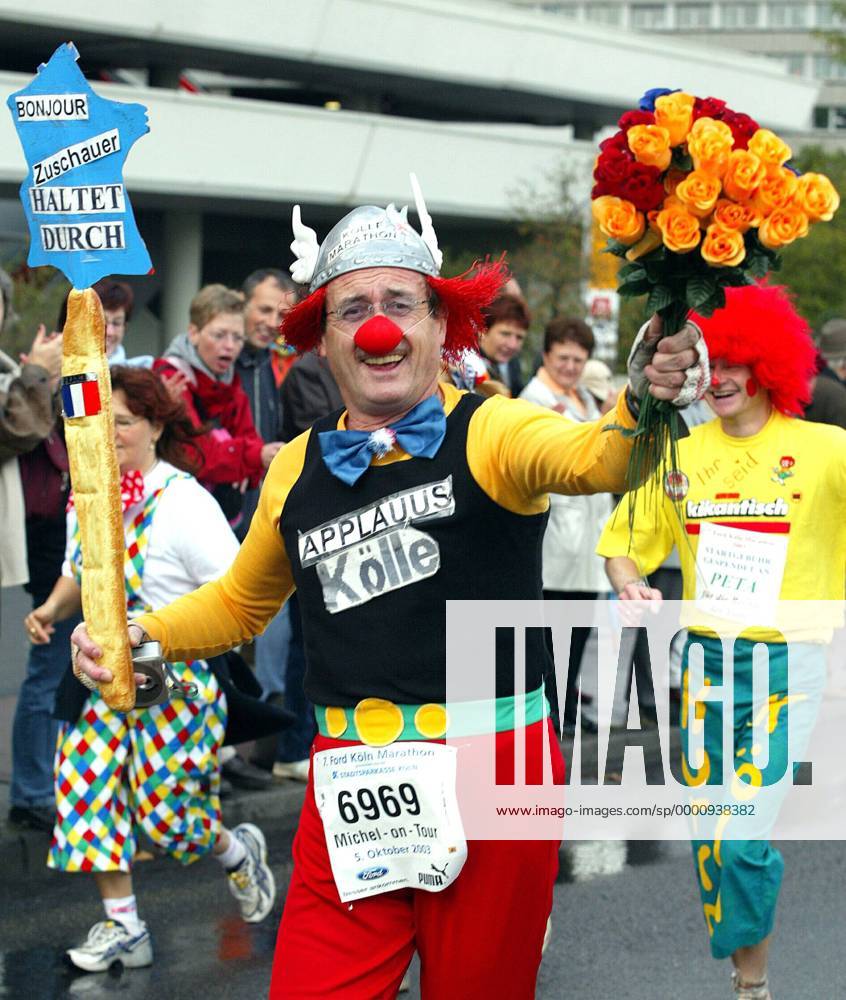 Ein als französischer Clown verkleideter Läufer animiert die Zuschauer beim Marathon in Köln Leichtathletik Herren Köln-Marathon 2003, Stadtmarathon, Citymarathon, Marathonlauf, Langstrecke Einzelbild Köln