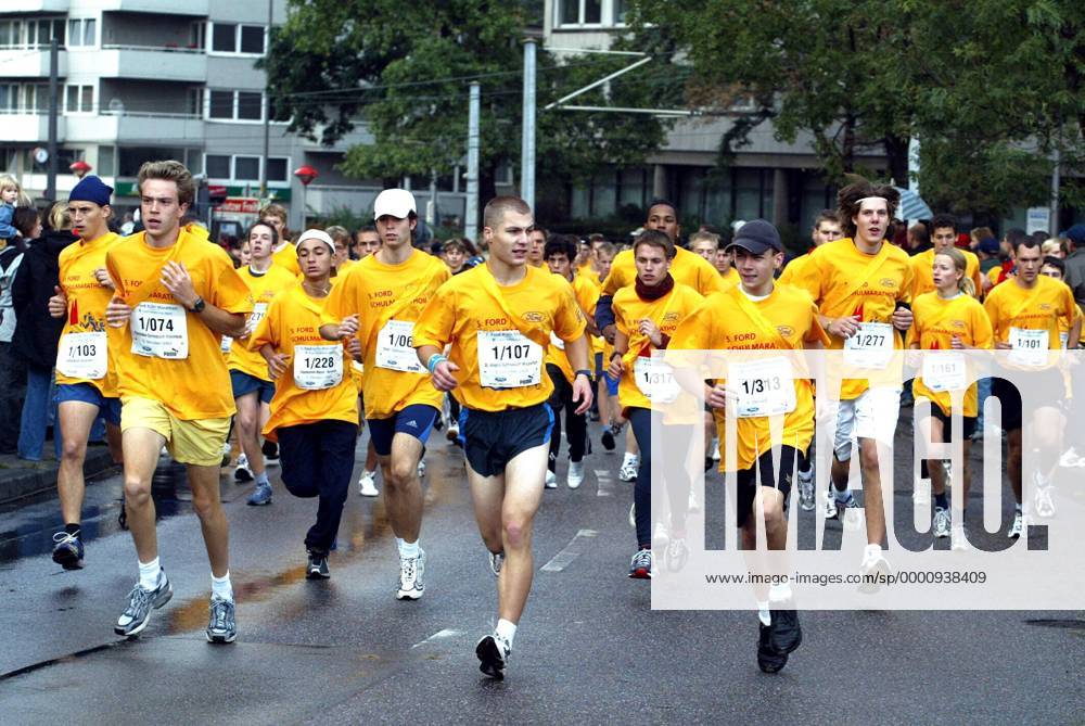 Eine ganze Schulklasse versucht sich beim Köln-Marathon Leichtathletik Köln-Marathon 2003, Stadtmarathon, Citymarathon, Marathonlauf, Langstrecke Totale Köln Dynamik,