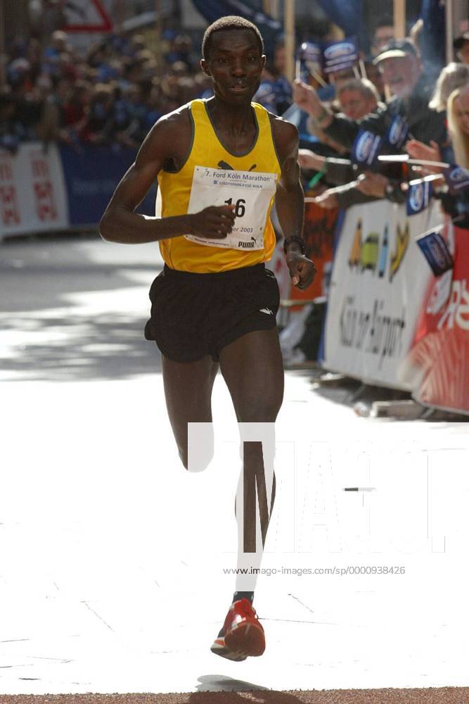 Sieger Benjamin Rotich (Kenia) bei der Zielankunft Leichtathletik Herren Köln-Marathon 2003, Stadtmarathon, Citymarathon, Marathonlauf, Langstrecke Einzelbild Köln Dynamik,