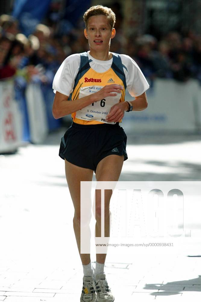 Manuela Zipse (LC-Rothaus-Breisgau Deutschland) wird Zweite Leichtathletik Damen Köln-Marathon 2003, Stadtmarathon, Citymarathon, Marathonlauf, Langstrecke Einzelbild Köln