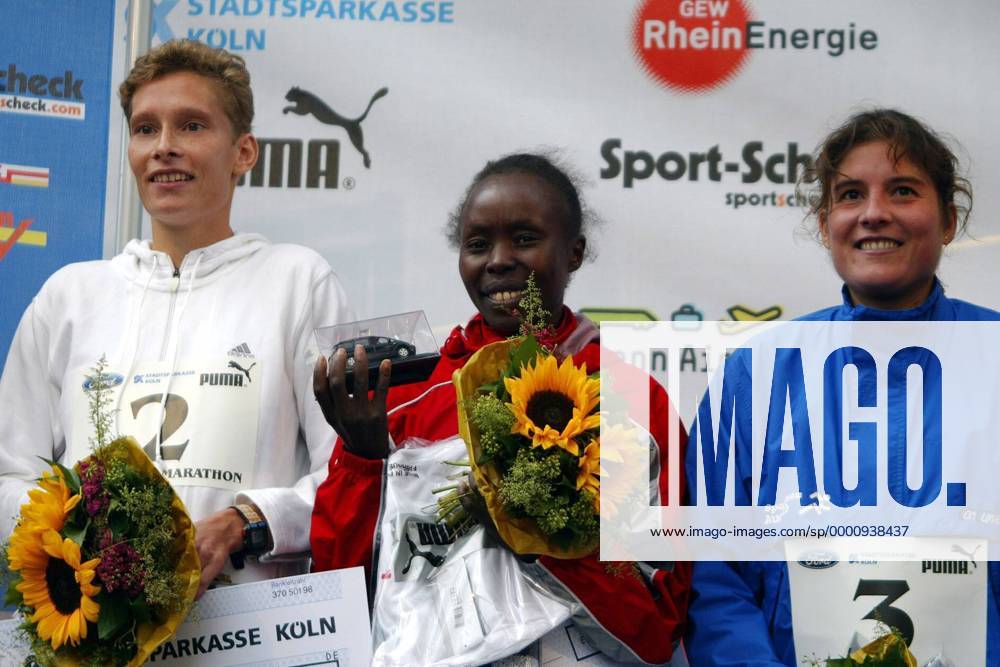 Siegerehrung mit Siegerin Tegla Loroupe (Kenia, Mitte), der Zweitplatzierten Manuela Zipse (li., LC-Rothaus-Breisgau) und Ines Cronjäger (LG Hannover beide Deutschland) Leichtathletik Damen Köln-Marathon 2003, Stadtmarathon, Citymarathon, Marathonlauf, Langstrecke Gruppe Köln Freude,