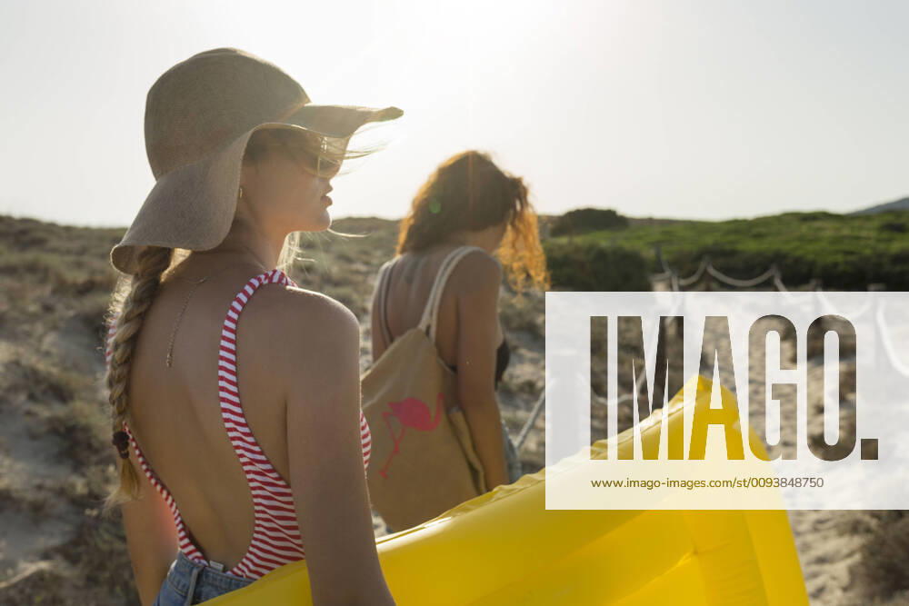 IMAGO Creative, Jahreszeit Sommer, Sonnenschutz Young women walking to the beach model released Symbolfoto JPTF00253