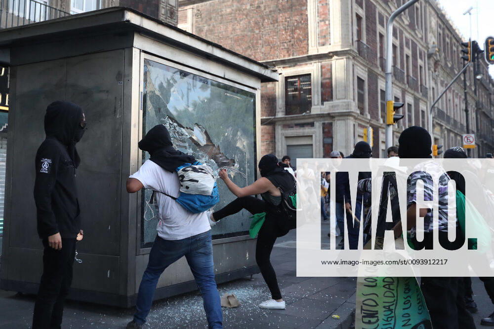 EUM20191002NAC23 JPG MEXICO CITY, ProtestsProtests October 2 Aspects of the riots recorded during the march held this October 2, 2019 in the streets of the Historic Center, held to commemorate the 1968 student massacre Photo Agency EL UNIVERSALAFBV - ZUMAu78_ 20191002_zaf_u78_053