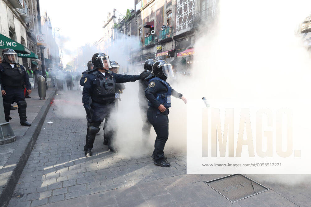 EUM20191002NAC26 JPG MEXICO CITY, ProtestsProtests October 2 Aspects of the riots recorded during the march held this October 2, 2019 in the streets of the Historic Center, held to commemorate the 1968 student massacre Photo Agency EL UNIVERSALAFBV - ZUMAu78_ 20191002_zaf_u78_057