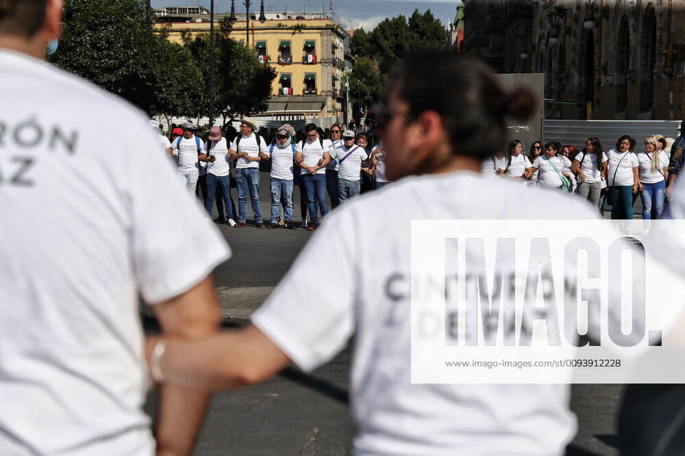 EUM20191002NAC32 JPG CITY OF MEXICO, ProtestsProtests October 2 Aspects of the so-called peace belt formed by government officials of Mexico City, made with the aim of preventing excesses in the march held this October 2, 2019 in the streets of the Historic Center, held to commemorate the 1968 massacre of students Photo Agency EL UNIVERSALDiego Simon SanchezAFBV - ZUMAu78_ 20191002_zaf_u78_061