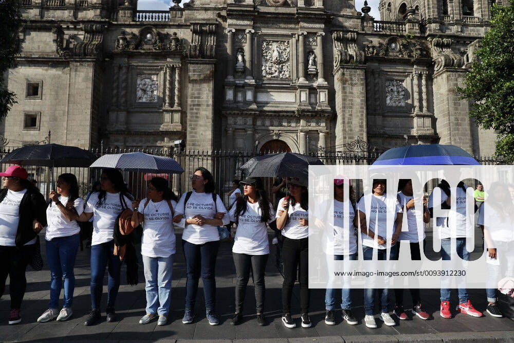 EUM20191002NAC31 JPG CITY OF MEXICO, ProtestsProtests October 2 Aspects of the so-called peace belt formed by government officials of Mexico City, made with the aim of preventing excesses in the march held this October 2, 2019 in the streets of the Historic Center, held to commemorate the 1968 massacre of students Photo Agency EL UNIVERSALDiego Simon SanchezAFBV - ZUMAu78_ 20191002_zaf_u78_062
