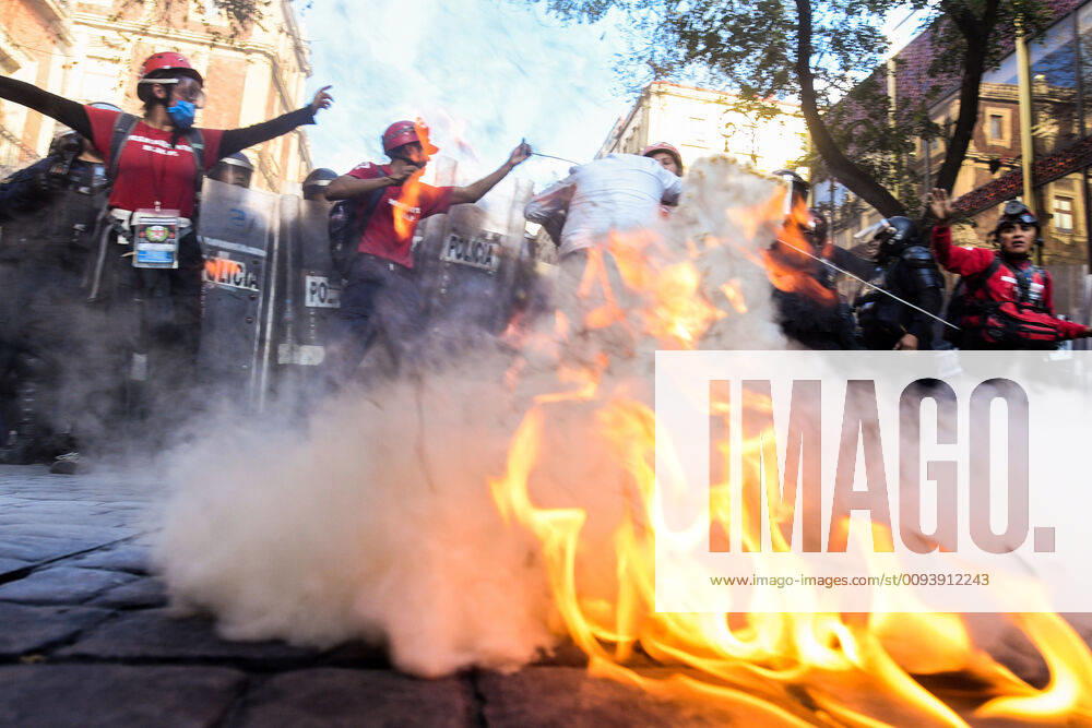 EUM20191002NAC40 JPG MEXICO CITY, ProtestsProtests October 2 Aspects of the riots generated during the march held this October 2, 2019 in the streets of the Historic Center, held to commemorate the 1968 student massacre Photo Agency EL UNIVERSALDiego Simon SanchezAFBV - ZUMAu78_ 20191002_zaf_u78_072