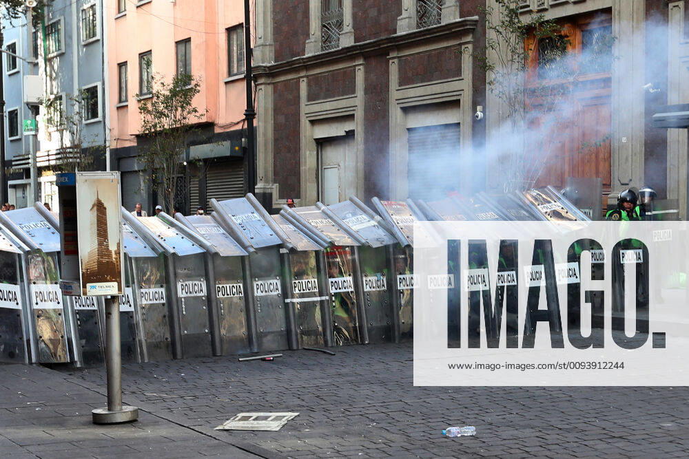 EUM20191002NAC44 JPG MEXICO CITY, ProtestsProtests October 2 Aspects of the riots generated during the march held this October 2, 2019 in the streets of the Historic Center, held to commemorate the 1968 student massacre Photo Agency EL UNIVERSALDiego Simon SanchezAFBV - ZUMAu78_ 20191002_zaf_u78_073