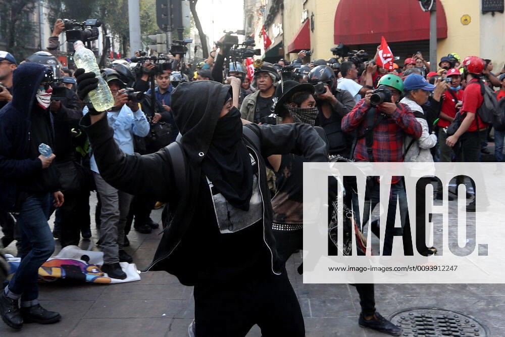 EUM20191002NAC46 JPG MEXICO CITY, ProtestsProtests October 2 Aspects of the riots generated during the march held this October 2, 2019 in the streets of the Historic Center, held to commemorate the 1968 student massacre Photo Agency EL UNIVERSALDiego Simon SanchezAFBV - ZUMAu78_ 20191002_zaf_u78_076