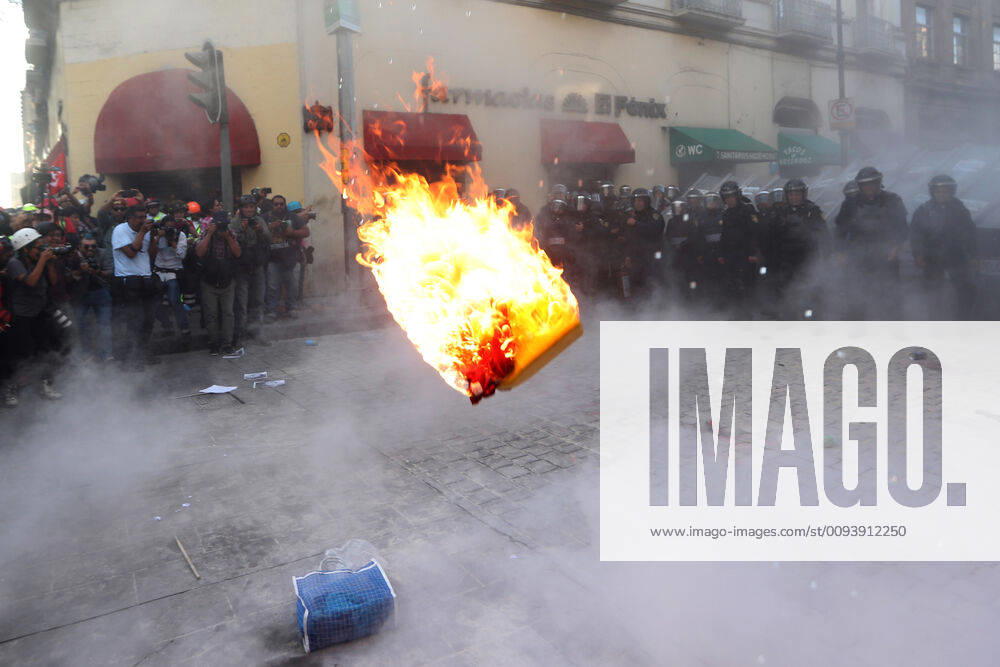 EUM20191002NAC50 JPG MEXICO CITY, ProtestsProtests October 2 Aspects of the riots generated during the march held this October 2, 2019 in the streets of the Historic Center, held to commemorate the 1968 student massacre Photo Agency EL UNIVERSALDiego Simon SanchezAFBV - ZUMAu78_ 20191002_zaf_u78_079