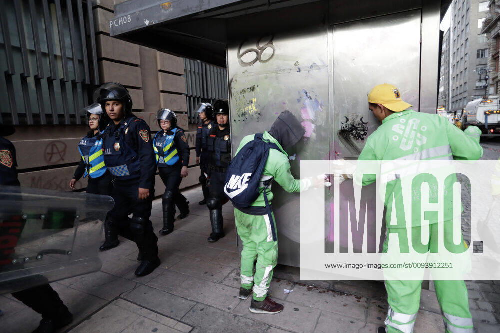 EUM20191002NAC49 JPG MEXICO CITY, ProtestsProtests October 2 Aspects of the riots generated during the march held this October 2, 2019 in the streets of the Historic Center, held to commemorate the 1968 student massacre Photo Agency EL UNIVERSALDiego Simon SanchezAFBV - ZUMAu78_ 20191002_zaf_u78_080
