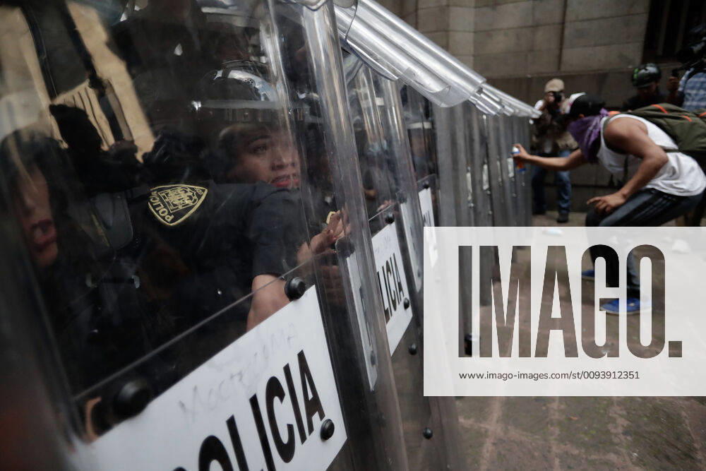 EUM20191002NAC56 JPG MEXICO CITY, ProtestsProtests October 2 Aspects of the riots generated during the march held this October 2, 2019 in the streets of the Historic Center, held to commemorate the 1968 student massacre Photo Agency EL UNIVERSALIvan StephensAFBV - ZUMAu78_ 20191002_zaf_u78_105