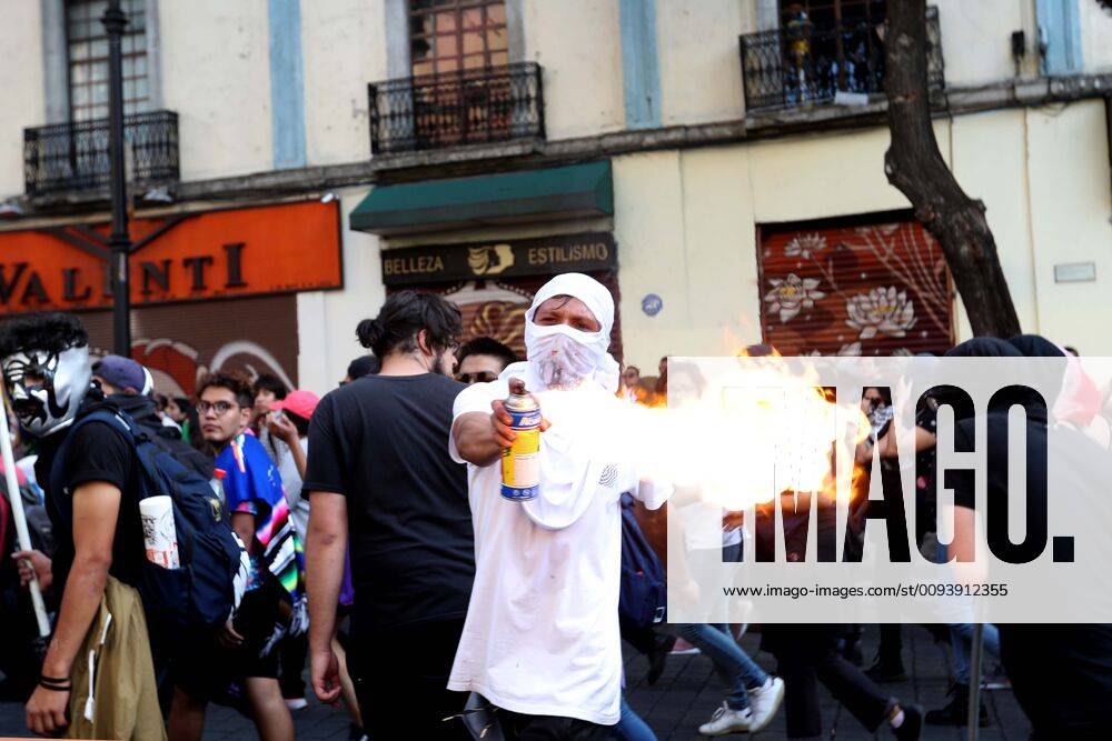 EUM20191002NAC62 JPG MEXICO CITY, Protests Protests October 2 Aspects of the riots generated during the march held this October 2, 2019 in the streets of the Historic Center, held to commemorate the 1968 student massacre Photo UNIVERSAL Agency Diego Simon Sanchez AFBV - ZUMAu78_ 20191002_zaf_u78_109