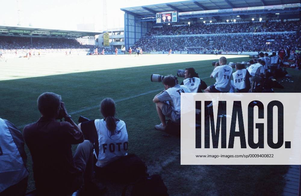 Fußball, Stadiongeschichte Arminia Bielefeld Fotografen im Bielefelder Fußballstadion Alm 05 00 thg Außenaufnahme draußen Außenansicht Sportplatz Fußballplatz Platz Stadion Alm Fußball Fotografen bei einem Spiel Fußballspiel Fotografie Kameramänner Kameraleute am Spielfeldrand Rand Spielfeld Menschen Spieler Fußballspieler Fans quer