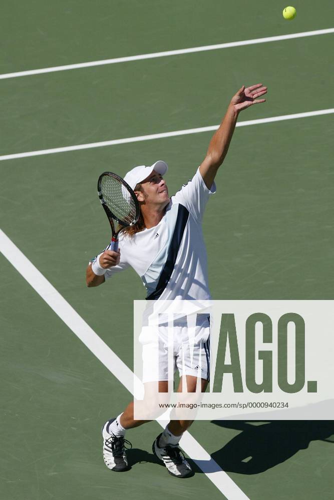 Nicolas Massu (Chile) - Aufschlag Tennis Herren US Open 2003, Grand Slam, ATP-Tour, Flushing Meadow, Meadows, Einzelbild New York Dynamik,