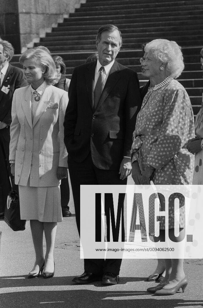 Germany, Koblenz, 30 05 1989 Archive No 06 69 06 Visit of the American President Photo Hannelore Kohl li , George H W Bush Mitte and Barbara Bush, in Koblenz Visit of the American President