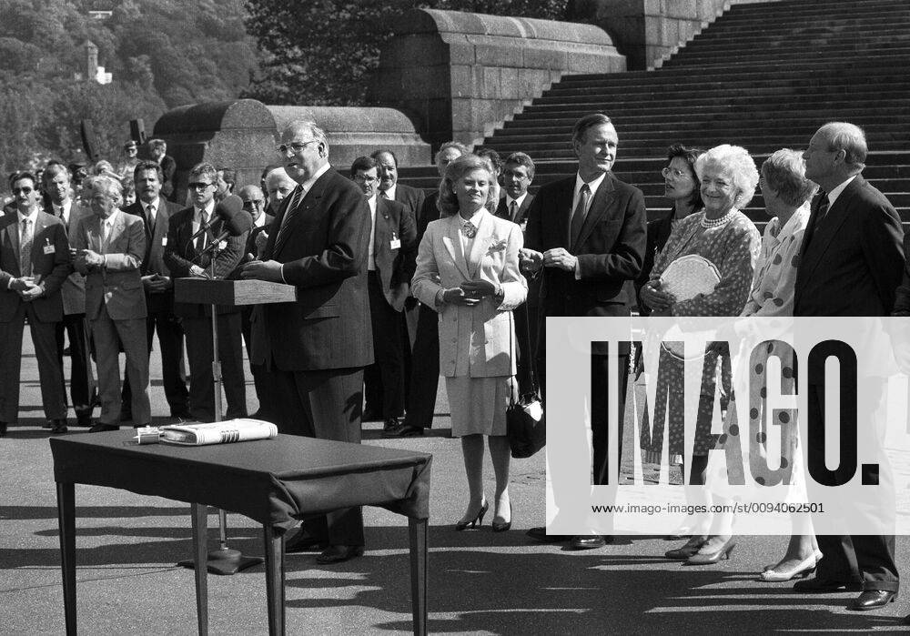 Germany, Koblenz, 30 05 1989 Archive No 06 69 10 Visit of the American President Photo from left to right Helmut Kohl, Hannelore Kohl, George H W Bush and Barbara Bush, in Koblenz Visit of the American President
