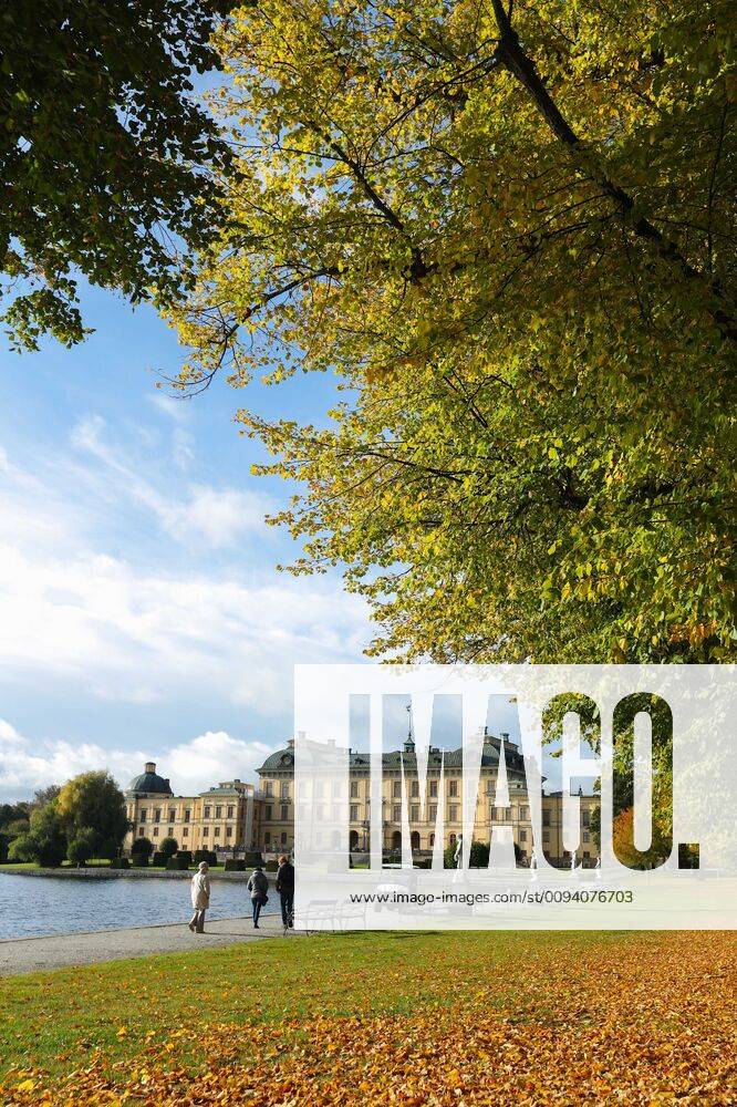 (191012) -- STOCKHOLM, Oct. 12, 2019 -- Tourists visit the Drottningholm Palace in Stockholm County, Sweden, Oct. 11, 2019. ) SWEDEN-STOCKHOLM-AUTUMN ZhengxHuansong