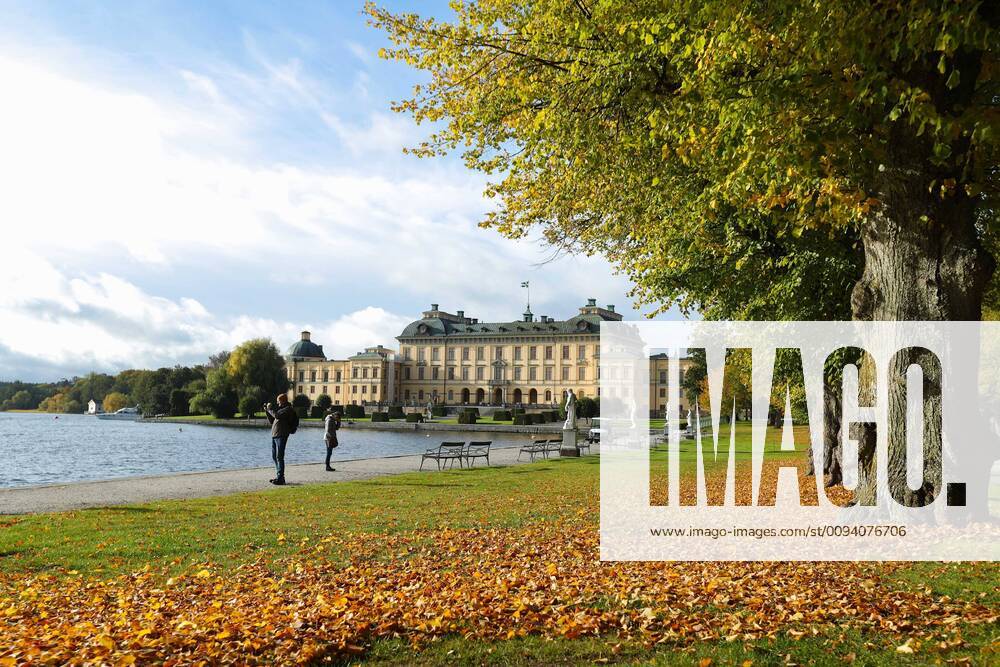 (191012) -- STOCKHOLM, Oct. 12, 2019 -- Tourists visit the Drottningholm Palace in Stockholm County, Sweden, Oct. 11, 2019. ) SWEDEN-STOCKHOLM-AUTUMN ZhengxHuansong